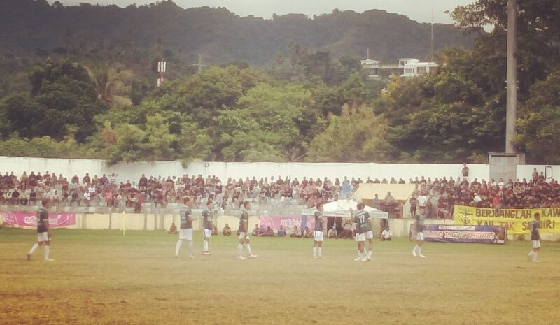 Kesebelasan Wolowaru FC sidang siap-siap mengikuti pertandingan babak kedua melawan Ndona FC di putaran delapan besar Piala BEC 2025 (Foto: Chen Rasi/Savanaparadise.com)