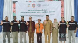 Foto bersama Bupati Ende Yosef Benediktus Badeoda bersama keluarga besar Yayasan FREN (Foto:Chen Rasi/Savanaparadise.com)