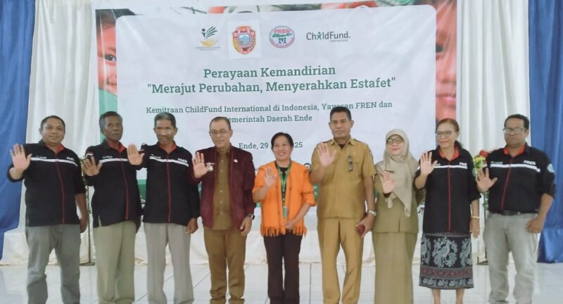 Foto bersama Bupati Ende Yosef Benediktus Badeoda bersama keluarga besar Yayasan FREN (Foto:Chen Rasi/Savanaparadise.com)