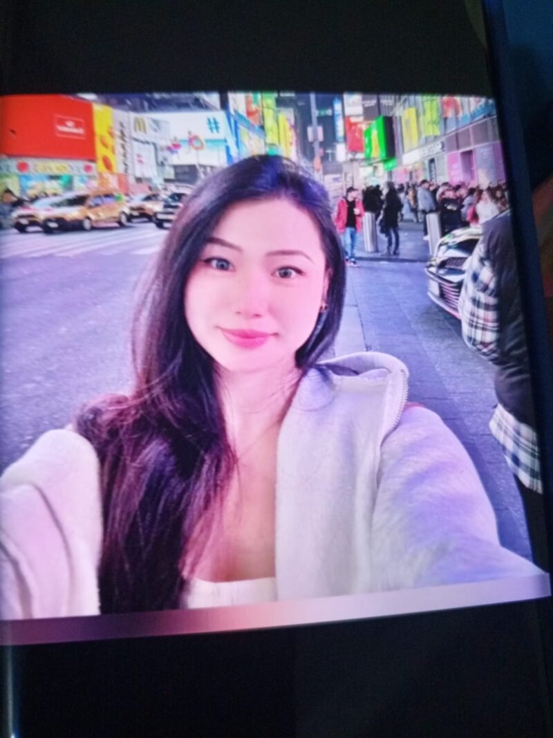 Sosok Misterius Lyn yang kini belum diketahui identitas aslinya. Foto ini merupakan foto Lyn yang dikirimkan para korban. Foto ini merupakan profil Whatsapp Lyn