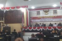 Kadis Dukcapil, Lambertus Sigasare menjelaskan terkait hambatan dalam pengurusan KTP El pada Rapat Paripurna DPRD Ende (Foto: Chen Rasi/Savanaparadise.com)