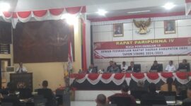 Kadis Dukcapil, Lambertus Sigasare menjelaskan terkait hambatan dalam pengurusan KTP El pada Rapat Paripurna DPRD Ende (Foto: Chen Rasi/Savanaparadise.com)