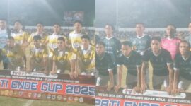 Kedua kesebelasan, Maukaro FC dan Wolowaru FC melakukan sesi foto sebelum pertandingan di mulai semi final di Piala Bupati Ende CUP 2025 (Foto: Chen Rasi/Savanaparadise.com)