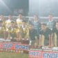 Kedua kesebelasan, Maukaro FC dan Wolowaru FC melakukan sesi foto sebelum pertandingan di mulai semi final di Piala Bupati Ende CUP 2025 (Foto: Chen Rasi/Savanaparadise.com)
