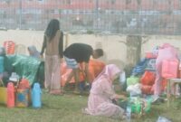 Para Pedagang Asongan sedang membereskan barang dagangan usai pertandingan semi final Piala Bupati Ende CUP 2025 antara Wolowaru FC VS Maukaro FC (Foto: Chen Rasi/Savanaparadise.com)