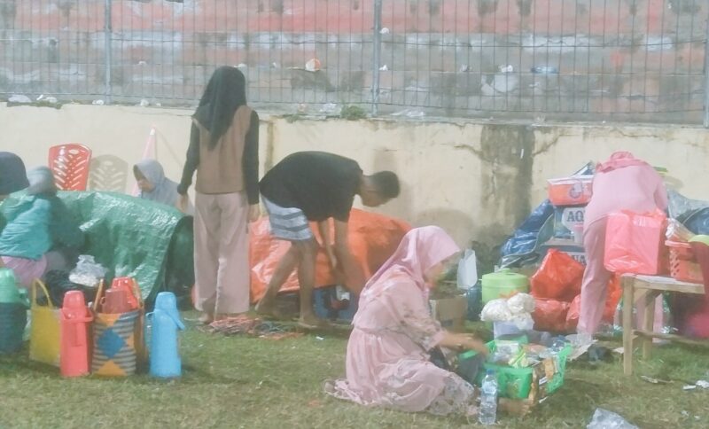 Para Pedagang Asongan sedang membereskan barang dagangan usai pertandingan semi final Piala Bupati Ende CUP 2025 antara Wolowaru FC VS Maukaro FC (Foto: Chen Rasi/Savanaparadise.com)