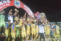 Tim dari kesebelasan Ende Selatan FC menerima tropi juara 1 pada Piala Bupati Ende CUP 2025 (Foto: Chen Rasi/Savanaparadise.com)