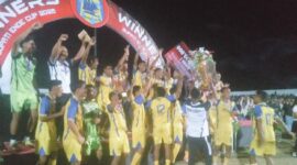 Tim dari kesebelasan Ende Selatan FC menerima tropi juara 1 pada Piala Bupati Ende CUP 2025 (Foto: Chen Rasi/Savanaparadise.com)
