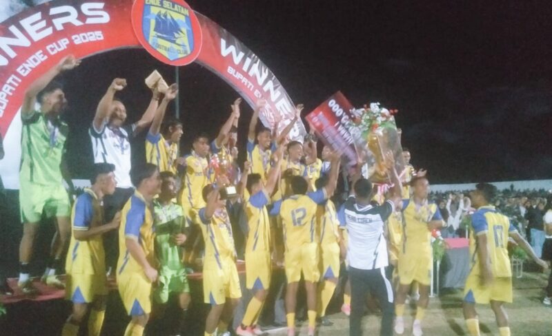 Tim dari kesebelasan Ende Selatan FC menerima tropi juara 1 pada Piala Bupati Ende CUP 2025 (Foto: Chen Rasi/Savanaparadise.com)