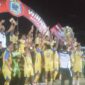 Tim dari kesebelasan Ende Selatan FC menerima tropi juara 1 pada Piala Bupati Ende CUP 2025 (Foto: Chen Rasi/Savanaparadise.com)