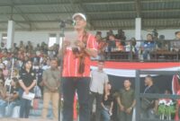 Bupati Kabupaten Ende, Yosef Benediktus Badeoda saat memberikan sambutan pada kegiatan penutupan turnamen Piala BEC 2025 (Foto: Chen Rasi/Savanaparadise.com)