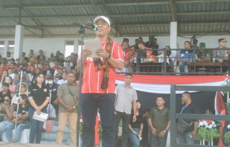 Bupati Kabupaten Ende, Yosef Benediktus Badeoda saat memberikan sambutan pada kegiatan penutupan turnamen Piala BEC 2025 (Foto: Chen Rasi/Savanaparadise.com)
