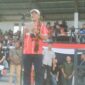 Bupati Kabupaten Ende, Yosef Benediktus Badeoda saat memberikan sambutan pada kegiatan penutupan turnamen Piala BEC 2025 (Foto: Chen Rasi/Savanaparadise.com)
