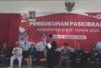 Bupati Ende, Yosef Benediktus Badeoda memberikan sambutan pada acara pengukuhan Anggota Paskibraka 2025 (Foto: Chen Rasi/SP)