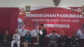 Bupati Ende, Yosef Benediktus Badeoda memberikan sambutan pada acara pengukuhan Anggota Paskibraka 2025 (Foto: Chen Rasi/SP)