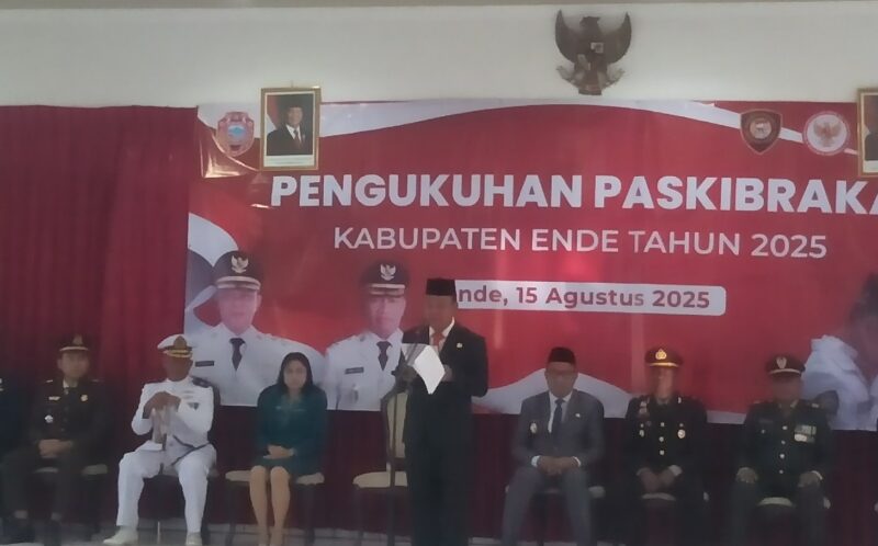 Bupati Ende, Yosef Benediktus Badeoda memberikan sambutan pada acara pengukuhan Anggota Paskibraka 2025 (Foto: Chen Rasi/SP)