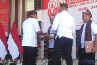 Bupati Ende, Yosef Benediktus Badeoda yang didampingi Kalapas  Kelas IIB Ende menyerahkan SK Remisi secara simbolis kepada Narapidana (Foto: Chen Rasi/SP)