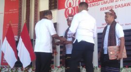 Bupati Ende, Yosef Benediktus Badeoda yang didampingi Kalapas  Kelas IIB Ende menyerahkan SK Remisi secara simbolis kepada Narapidana (Foto: Chen Rasi/SP)