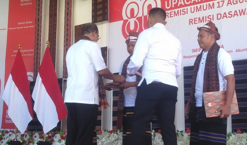 Bupati Ende, Yosef Benediktus Badeoda yang didampingi Kalapas  Kelas IIB Ende menyerahkan SK Remisi secara simbolis kepada Narapidana (Foto: Chen Rasi/SP)
