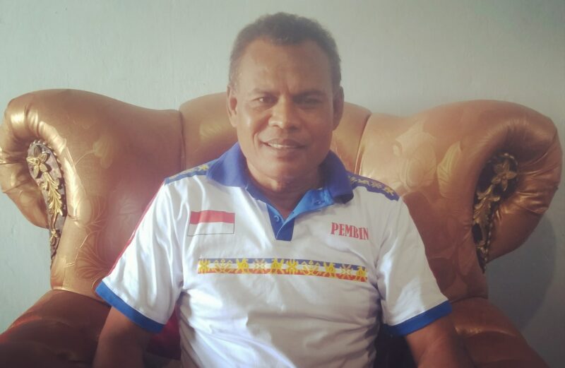Kepala Sekolah SMK Negeri 1 Ende (Foto: Chen Rasi/Savanaparadise.com)