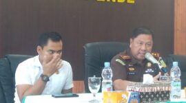 Kepala Kejaksaan Negeri Ende, Adi Rifani SH.,MH didampingi Kasi Intel, Nanda Yoga Rohmana, SH.,MH (Foto:Mateus Bheri/CR)