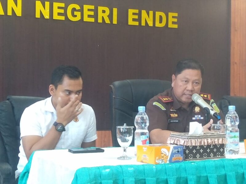 Kepala Kejaksaan Negeri Ende, Adi Rifani SH.,MH didampingi Kasi Intel, Nanda Yoga Rohmana, SH.,MH (Foto:Mateus Bheri/CR)