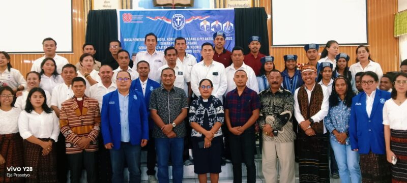 Foto bersama pengurus dan tamu undangan pada kegiatan Maperta dan Konfercab GAMKI (Foto: Mateus Bheri/CR)