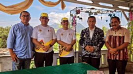 Keterangan Foto: Penulis Agustinus Tetiro bersama Gubernur NTT, Bupati Ende, Wabup Ende dan seorang ASN Pemkab NTT