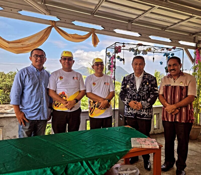 Keterangan Foto: Penulis Agustinus Tetiro bersama Gubernur NTT, Bupati Ende, Wabup Ende dan seorang ASN Pemkab NTT