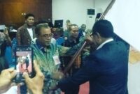 Penyerahan bendera dari Ketua Umum KoNI NTT, Josef A Nae Soi kepada Ketua Umum KONI Ende, Yosef Benediktus Badeoda (Foto: Mateus Bheti/SP)
