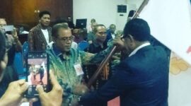 Penyerahan bendera dari Ketua Umum KoNI NTT, Josef A Nae Soi kepada Ketua Umum KONI Ende, Yosef Benediktus Badeoda (Foto: Mateus Bheti/SP)
