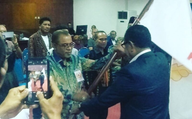 Penyerahan bendera dari Ketua Umum KoNI NTT, Josef A Nae Soi kepada Ketua Umum KONI Ende, Yosef Benediktus Badeoda (Foto: Mateus Bheti/SP)
