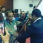 Penyerahan bendera dari Ketua Umum KoNI NTT, Josef A Nae Soi kepada Ketua Umum KONI Ende, Yosef Benediktus Badeoda (Foto: Mateus Bheti/SP)
