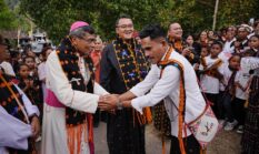 Umat Kotakeo Sambut Uskup Budi dan Keluarga Besar Jacob Nuwa Wea Secara Adat