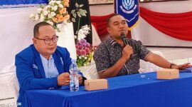 Senator Muda NTT, Angelo Wake Kako saat memberikan pembekalan kepada kader GAMKI pada kegiatan Maperta dan Konfercab yang didampingi Ketua DPD GAMKI NTT, Winston Rondo  Foto: (Mateus Bheri/CR)