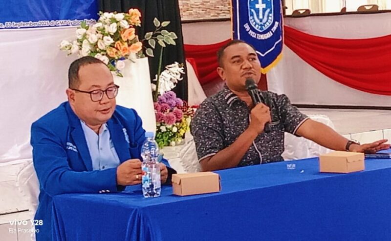 Senator Muda NTT, Angelo Wake Kako saat memberikan pembekalan kepada kader GAMKI pada kegiatan Maperta dan Konfercab yang didampingi Ketua DPD GAMKI NTT, Winston Rondo  Foto: (Mateus Bheri/CR)