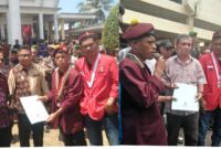 Massa aksi pada saat menyerah pernyataan sikap kepada Ketua DPRD Ende dan Bupati Ende (Foto: Mateus Bheri/CR)