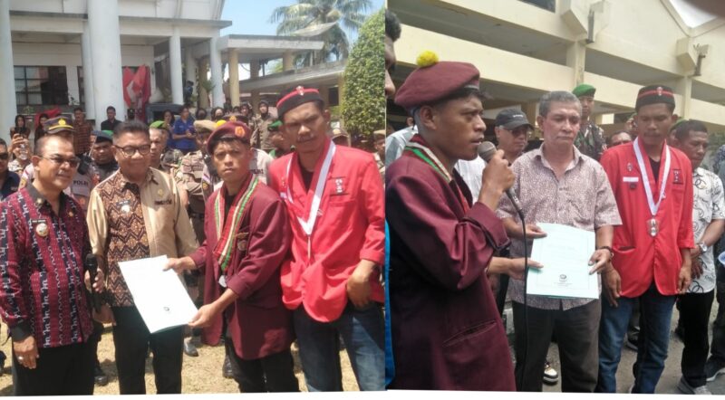 Massa aksi pada saat menyerah pernyataan sikap kepada Ketua DPRD Ende dan Bupati Ende (Foto: Mateus Bheri/CR)