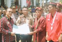 Koordinator Massa Aksi, menyerahkan pernyataan sikap kepada Bupati Ende, Yosef Benediktus Badeoda (Foto: Mateus Bheri/CR)