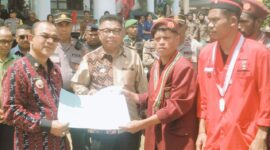 Koordinator Massa Aksi, menyerahkan pernyataan sikap kepada Bupati Ende, Yosef Benediktus Badeoda (Foto: Mateus Bheri/CR)