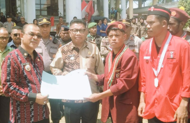Koordinator Massa Aksi, menyerahkan pernyataan sikap kepada Bupati Ende, Yosef Benediktus Badeoda (Foto: Mateus Bheri/CR)