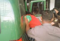 Tersangka Kasus Dugaan Korupsi insial FM sedangkan naik ke atas mobil tahanan Kejaksaan Negeri Ende (Foto: Mateus Bheri/SP)