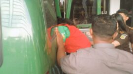 Tersangka Kasus Dugaan Korupsi insial FM sedangkan naik ke atas mobil tahanan Kejaksaan Negeri Ende (Foto: Mateus Bheri/SP)