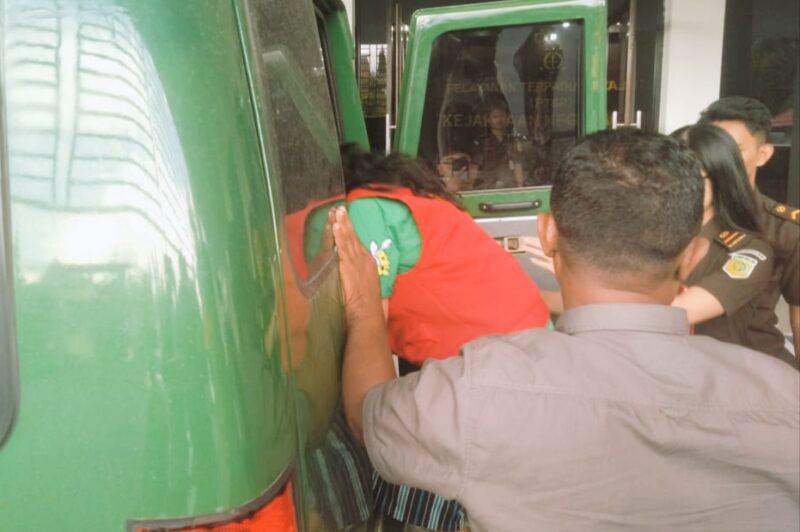 Tersangka Kasus Dugaan Korupsi insial FM sedangkan naik ke atas mobil tahanan Kejaksaan Negeri Ende (Foto: Mateus Bheri/SP)