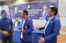 Penyematan Jas Partai oleh Ketua DPW NTT Partai PAN kepada Erikos Emanuel Rede (Foto: Mateus Bheri/CR)