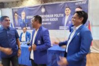 Penyematan Jas Partai oleh Ketua DPW NTT Partai PAN kepada Erikos Emanuel Rede (Foto: Mateus Bheri/CR)