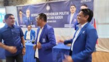 Penyematan Jas Partai oleh Ketua DPW NTT Partai PAN kepada Erikos Emanuel Rede (Foto: Mateus Bheri/CR)