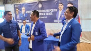 Penyematan Jas Partai oleh Ketua DPW NTT Partai PAN kepada Erikos Emanuel Rede (Foto: Mateus Bheri/CR)
