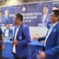 Penyematan Jas Partai oleh Ketua DPW NTT Partai PAN kepada Erikos Emanuel Rede (Foto: Mateus Bheri/CR)