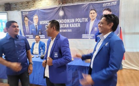 Penyematan Jas Partai oleh Ketua DPW NTT Partai PAN kepada Erikos Emanuel Rede (Foto: Mateus Bheri/CR)